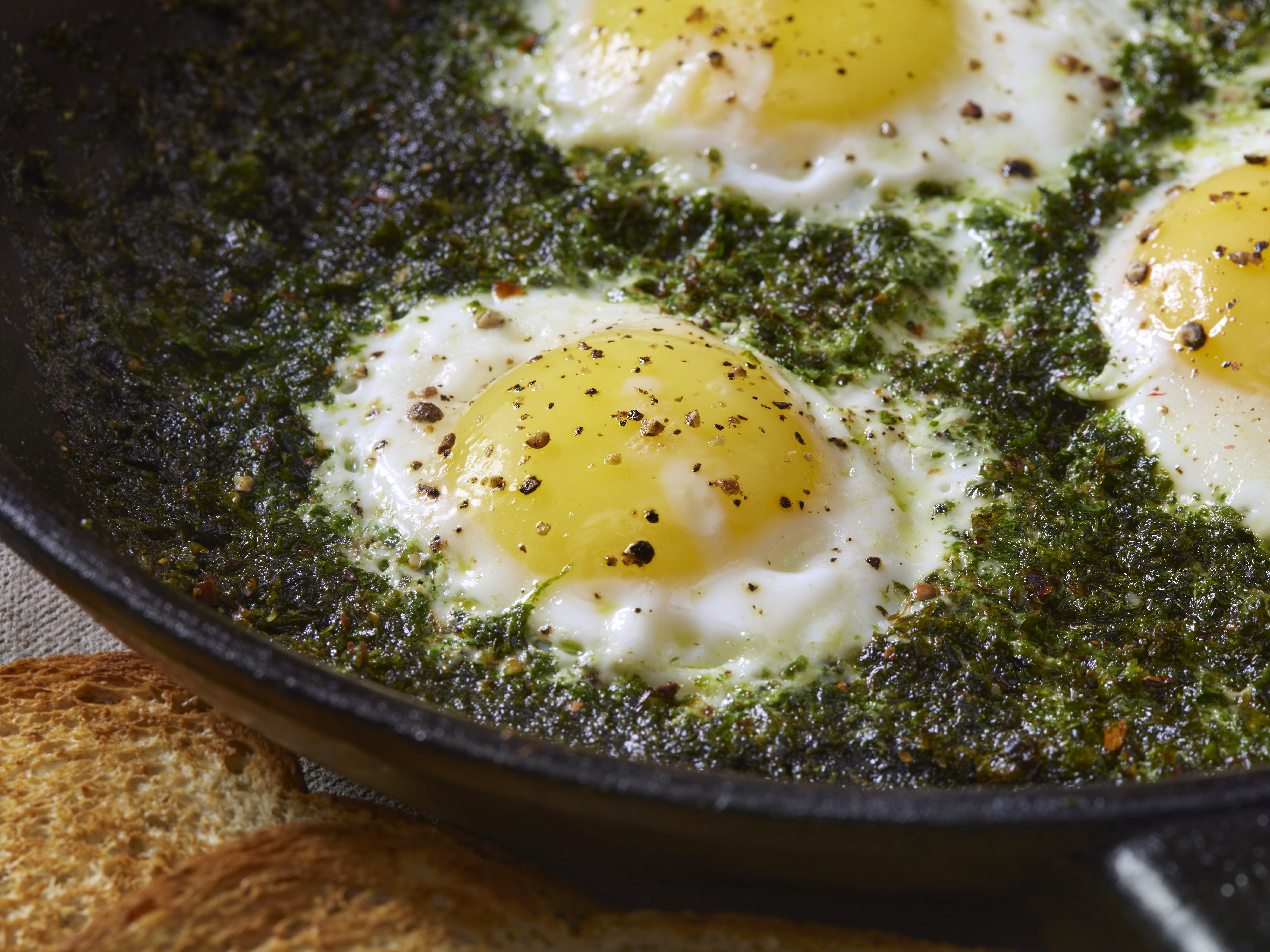 Huevos al pesto