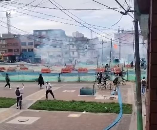 Caos y cierre de estaciones de Tranmilenio por bloqueos de bicitaxistas