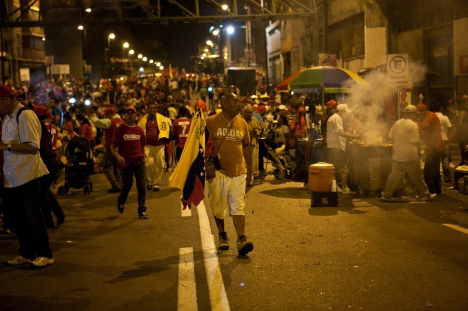 Seguidores celebran con fuegos artificiales el triunfo electoral de Chávez
