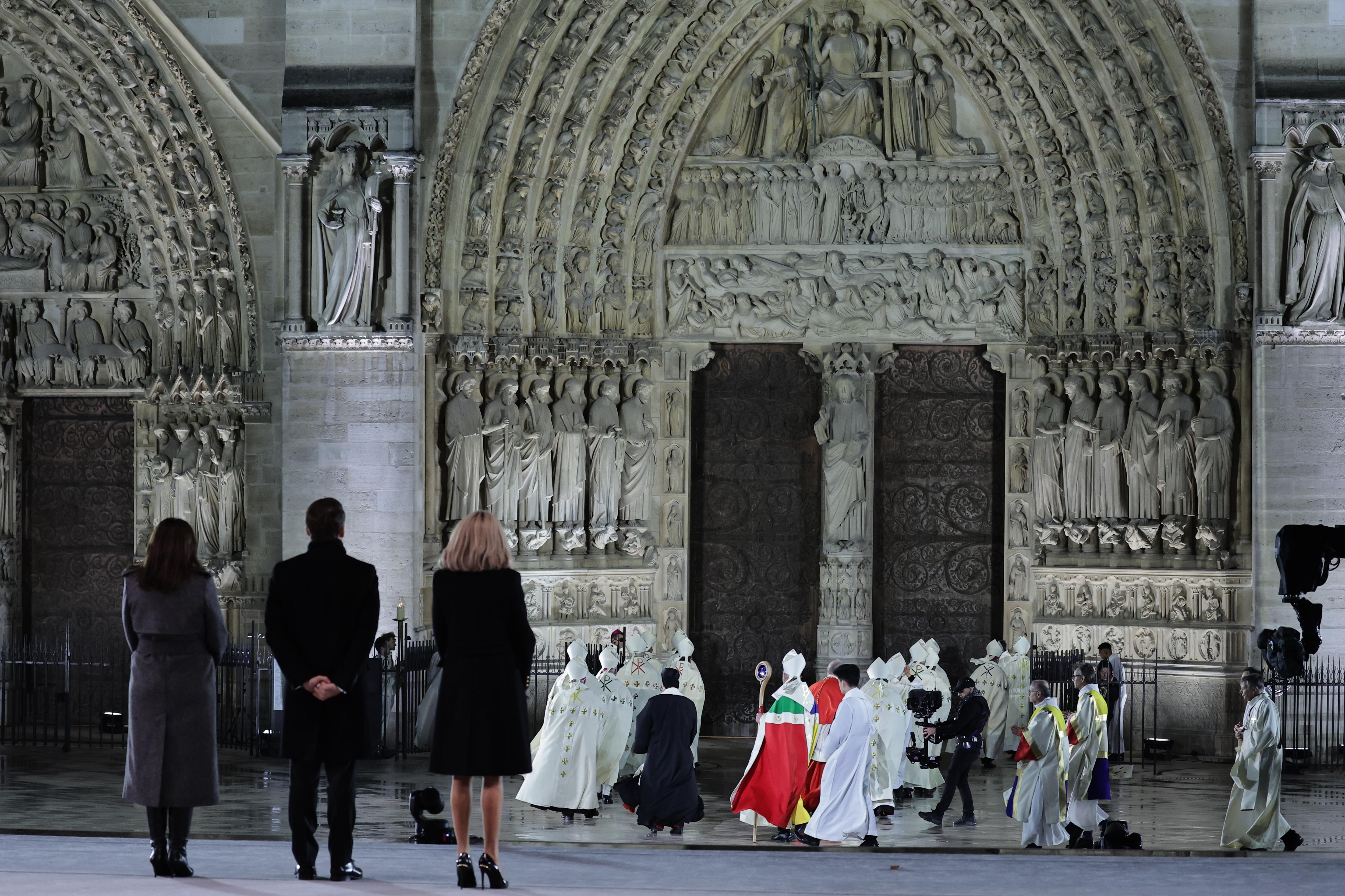 Paris (France), 07/12/2024.- French President Emmanuel Macron (2-L) and his wife Brigitte (3-L) watch Paris' archbishop Laurent Ulrich inaugurating the Notre Dame de Paris Cathedral by knocking on the doors prior to its reopening ceremony in Paris, France 07 December 2024. Paris'Äô Cathedral took almost 6 years to rebuild after been severely damaged in a devastating fire that broke out on 15 April 2019. (Obispo, Francia) EFE/EPA/CHRISTOPHE PETIT TESSON / POOL
