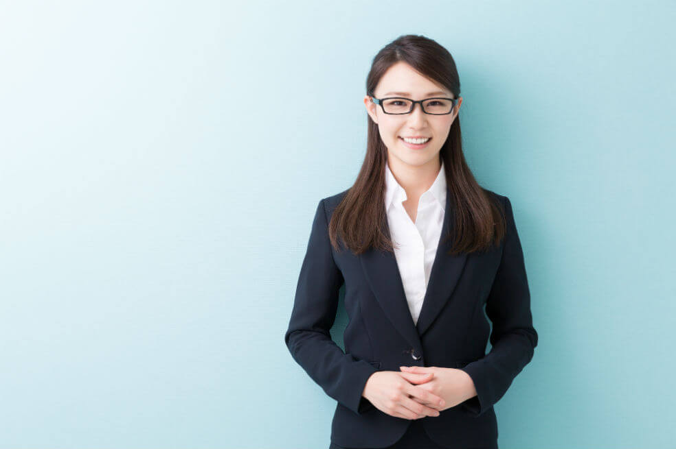 Las japonesas se rebelan: luchan por su derecho a usar gafas en la oficina