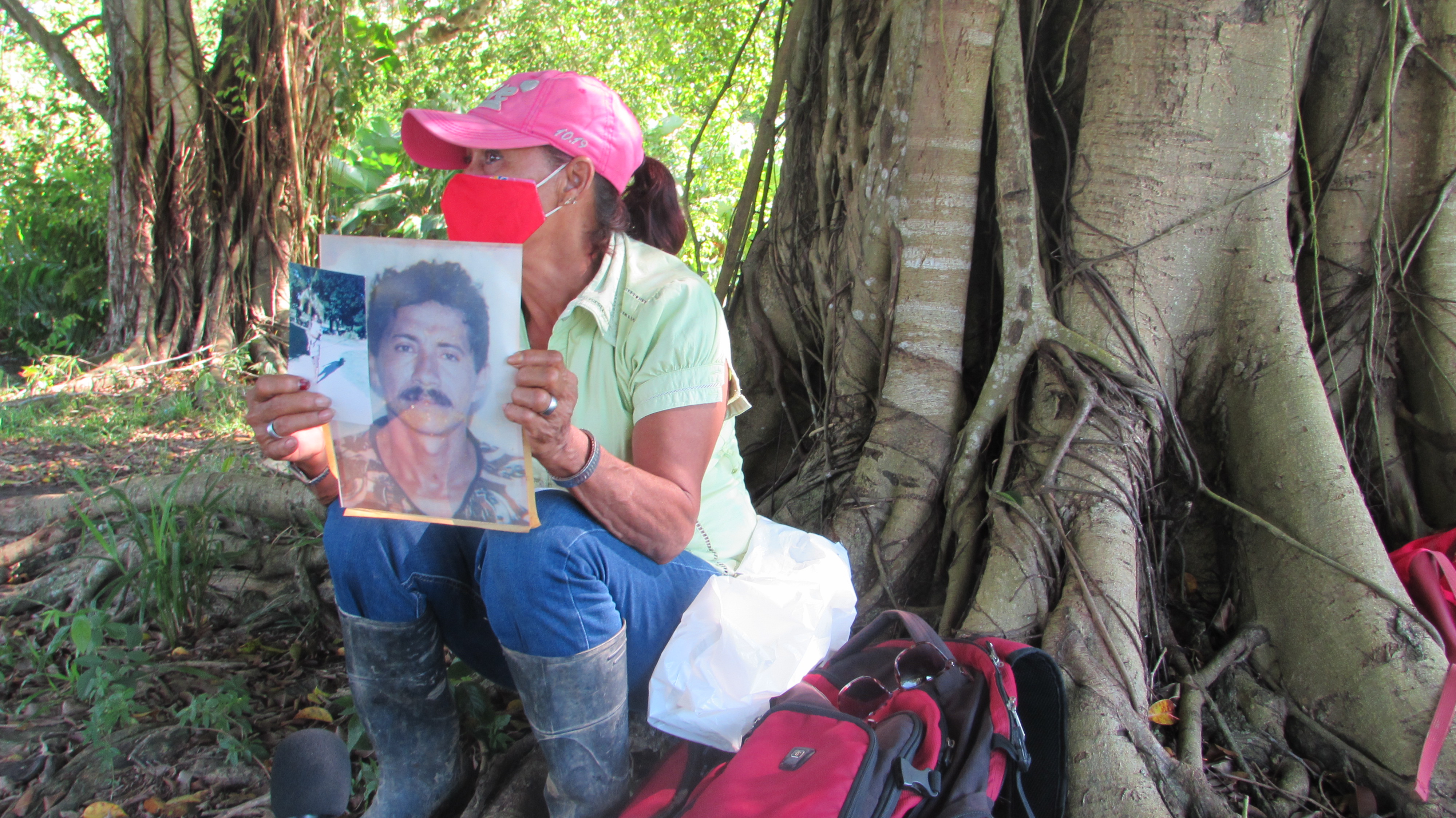 La de la señora con la foto: María Bergenet Rubio Gómez, con la foto de su esposo Hoover Antonio Quintero, líder de la UP asesinado en 1993.