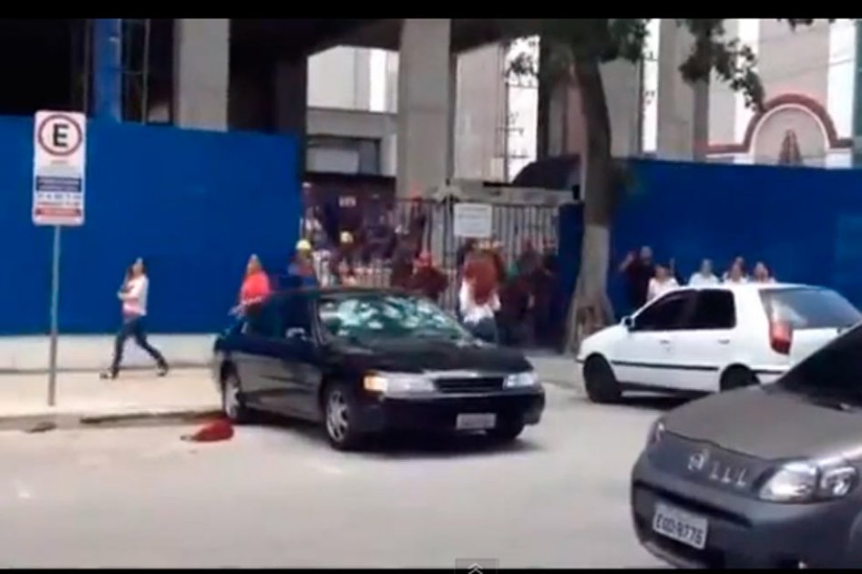 Mujer despechada destrozó el carro de su marido