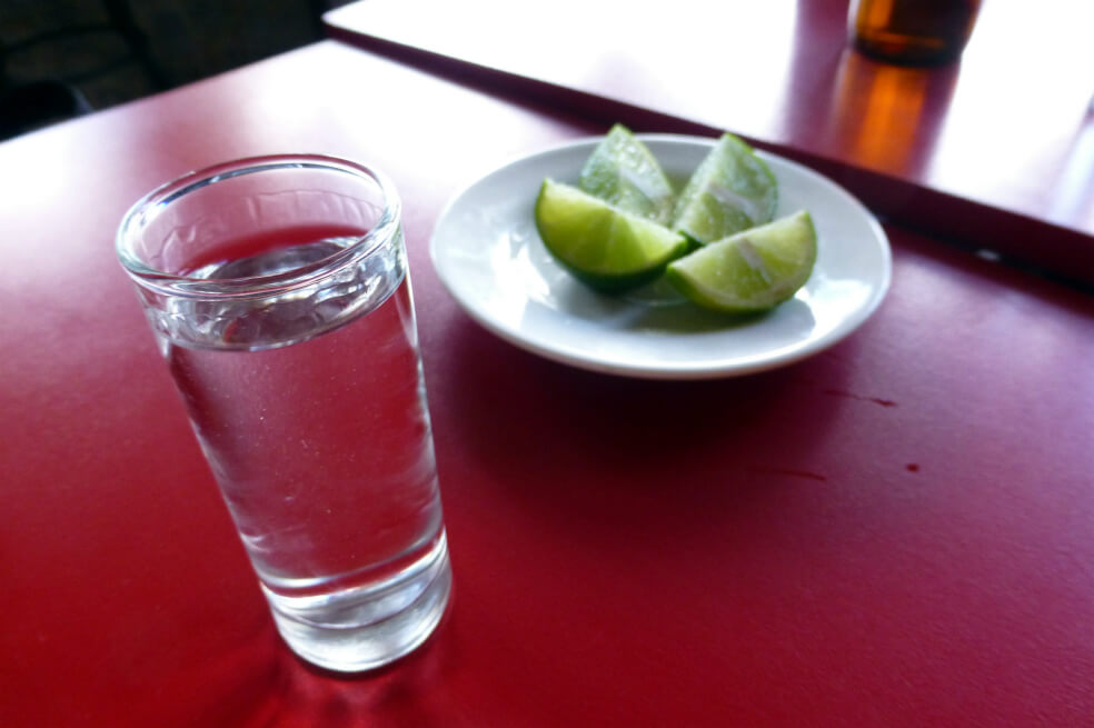 Investigan si licor adulterado fue la causa de la muerte de un hombre en el centro de Bogotá