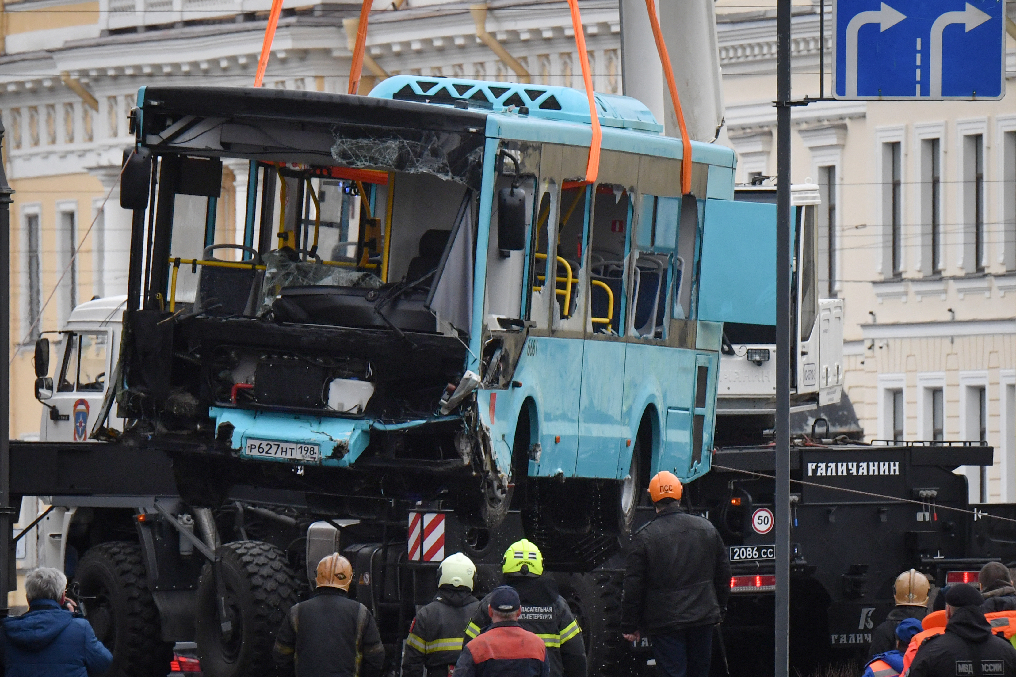 Siete personas muertas por la caída de un bus en un río en San Petersburgo (Rusia)