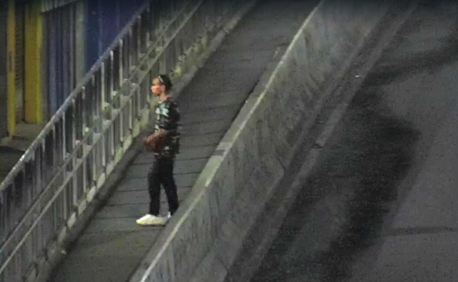 Capturaron a hombre que tiró piedra a un carro desde un puente en Medellín