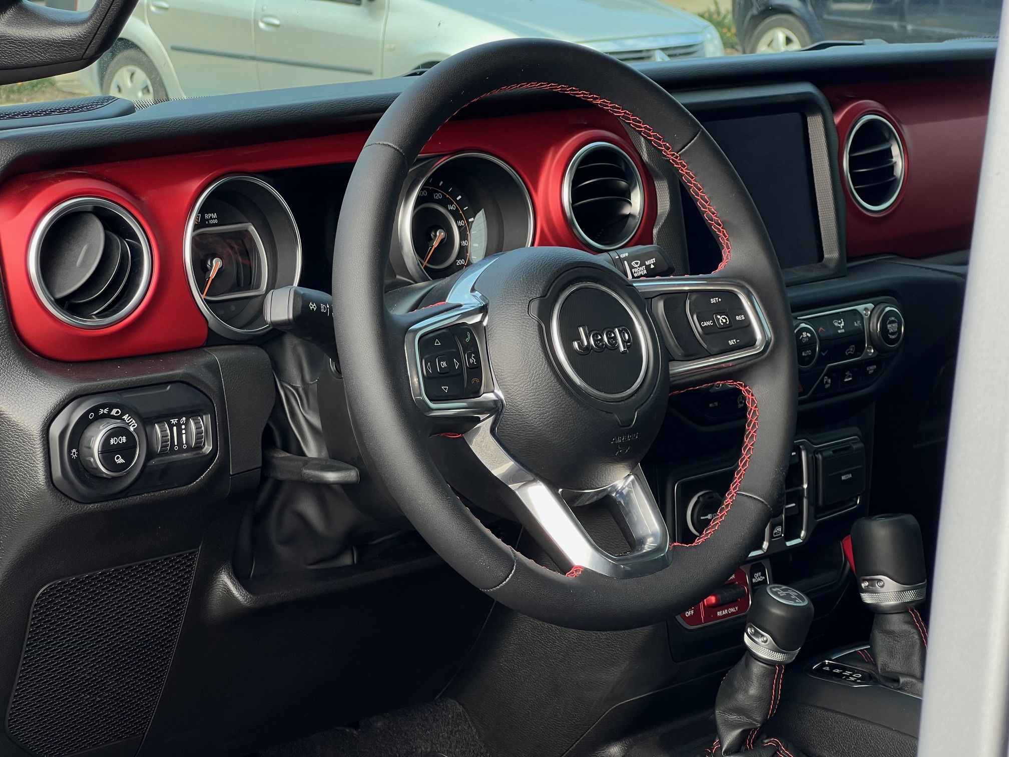 Parte del equipo presente en la Jeep Gladiator Rubicon incluye un panel de instrumentos de siete pulgadas, una pantalla multimedia de 8.4 pulgadas, sistema de iluminación en tecnología LED, control de radio al volante, ganchos para remolque delanteros y traseros, sistema de audio con ocho parlantes, entre otros.