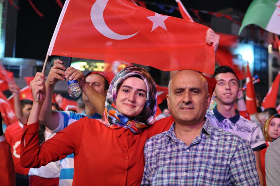 Dos manifestantes favorables a Erdogan en Estambul. / Víctor de Currea-Lugo