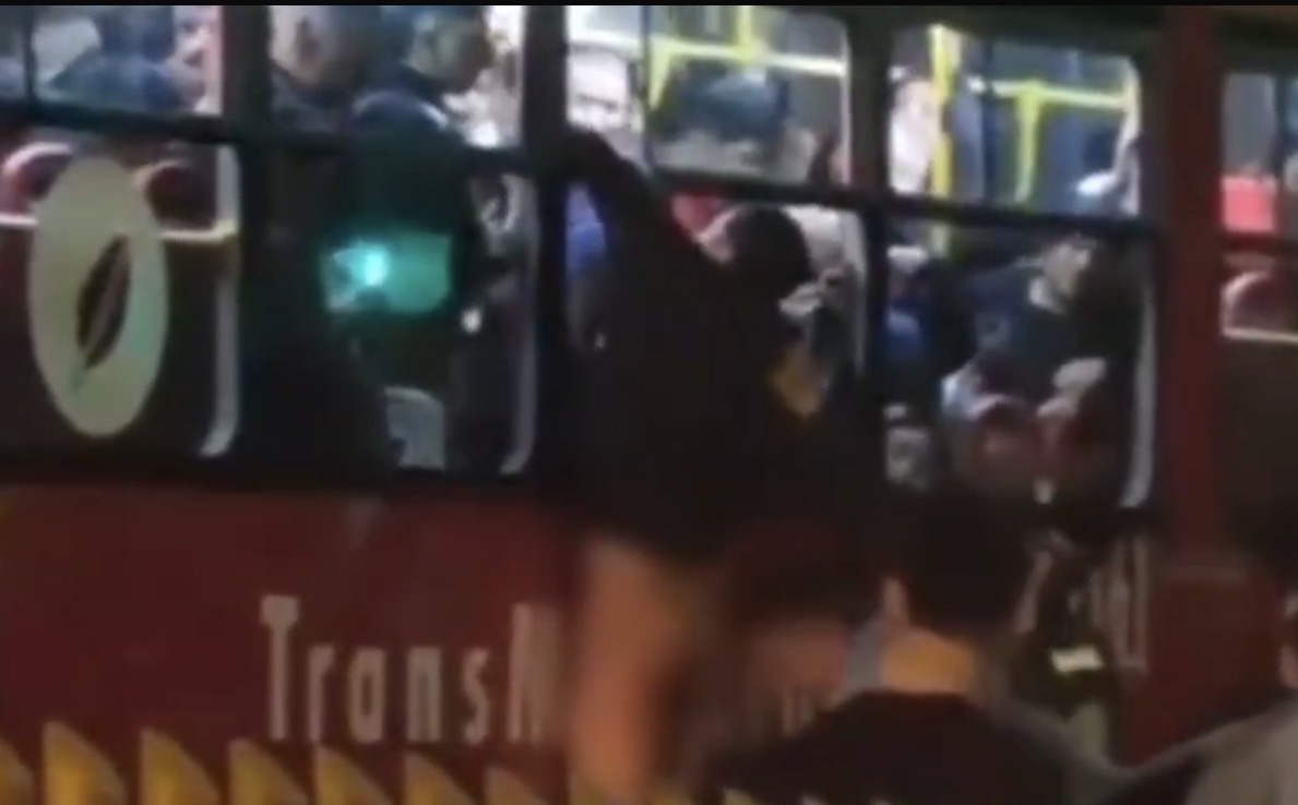 Intentó robar un celular y terminó colgado de un articulado en estación Quiroga