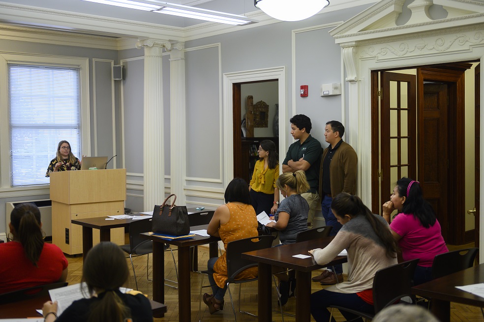 Grupos de derechos humanos en todo el país también alientan a inmigrantes como Yoana a asistir a una capacitación sobre derecho denominada "Conoce tus derechos".