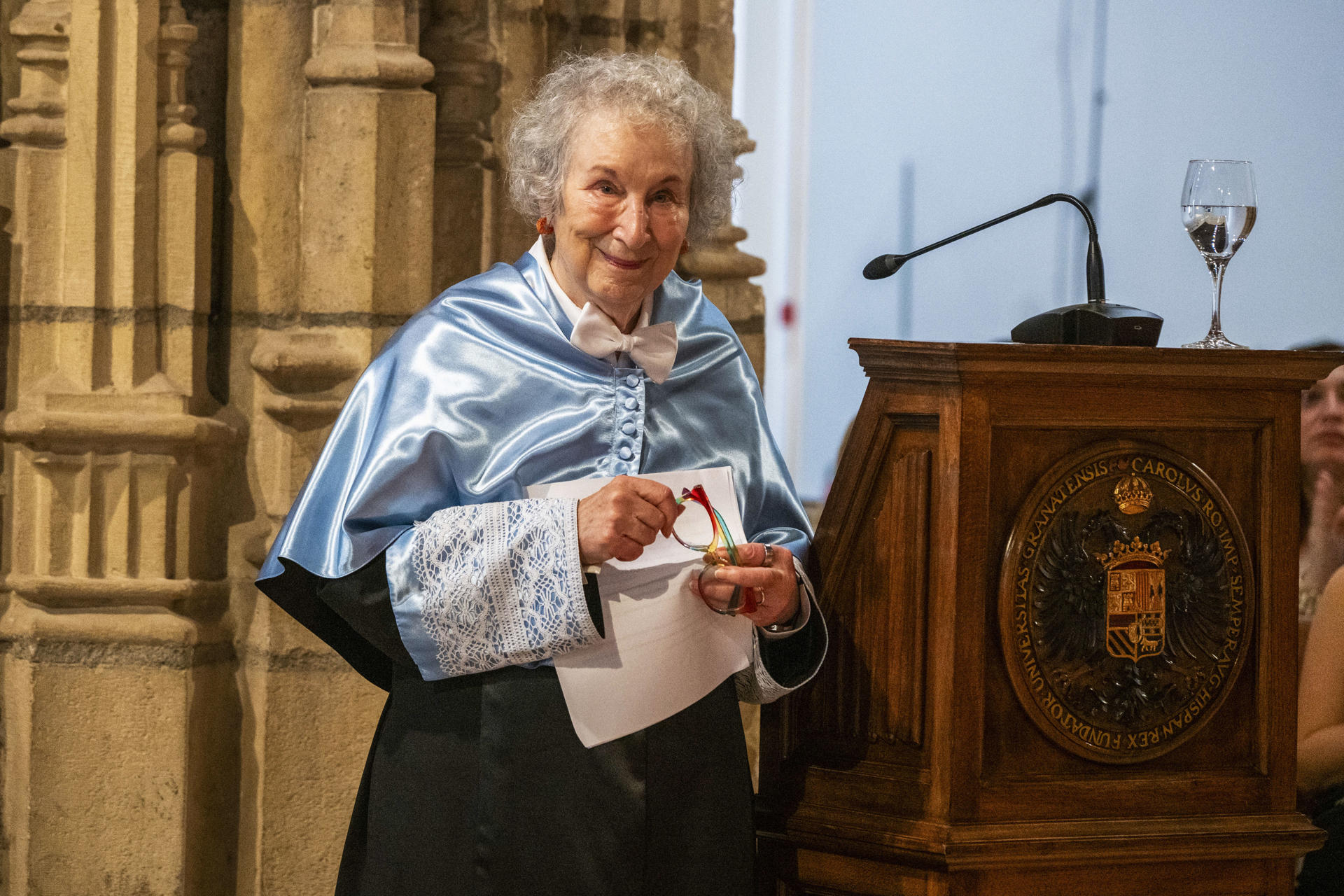 Margaret Atwood: “Un mundo que no puede pensar con claridad se dirige hacia el precipicio”
