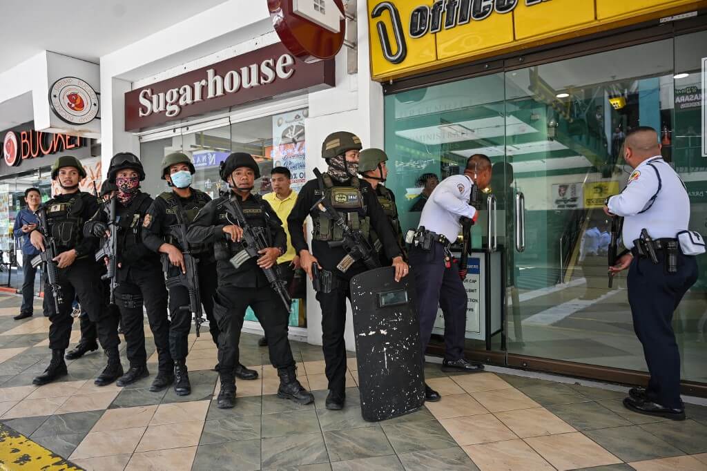 Se rinde el hombre armado que tomó como rehenes a 30 personas en Filipinas