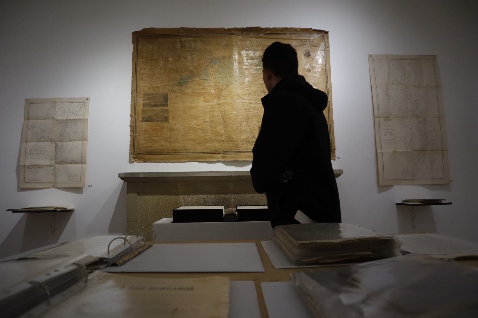 Un hombre observa uno de los mapas subastados anoche en Bogotá Auctions.