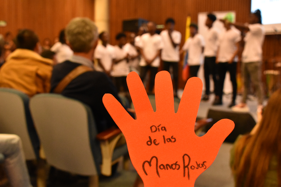 El Día de las Manos Rojas es una iniciativa mundial contra el uso de los niños y niñas en conflictos armados.Cortesía CoalicoPor ejemplo, está un ejercicio en el que replicaron el plebiscito por la paz con más de 13.000 niños y niñas, y votaron por el sí. O las cartas, fotografías, dibujos y videos que lograron llevar a La Habana en medio de la negociación entre el Estado y la guerrilla de las Farc.
