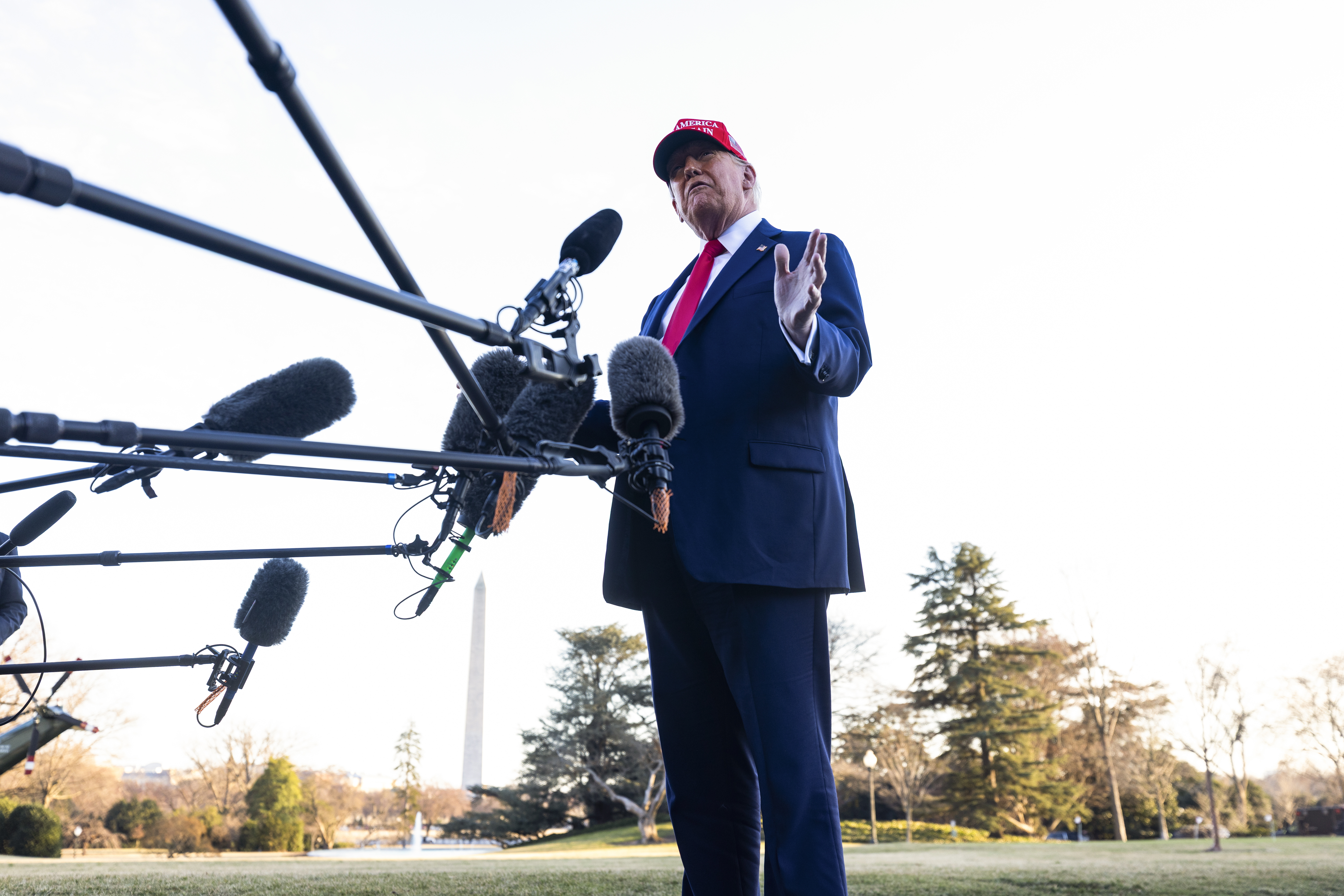 FOTODELDÍA Washington, 28/02/2025.- El presidente estadounidense Donald Trump conversa con los periodistas sobre su reunión con el presidente ucraniano Volodymyr Zelensky a su salida de la Casa Blanca, 28 febrero 2025. EFE/JIM LO SCALZO