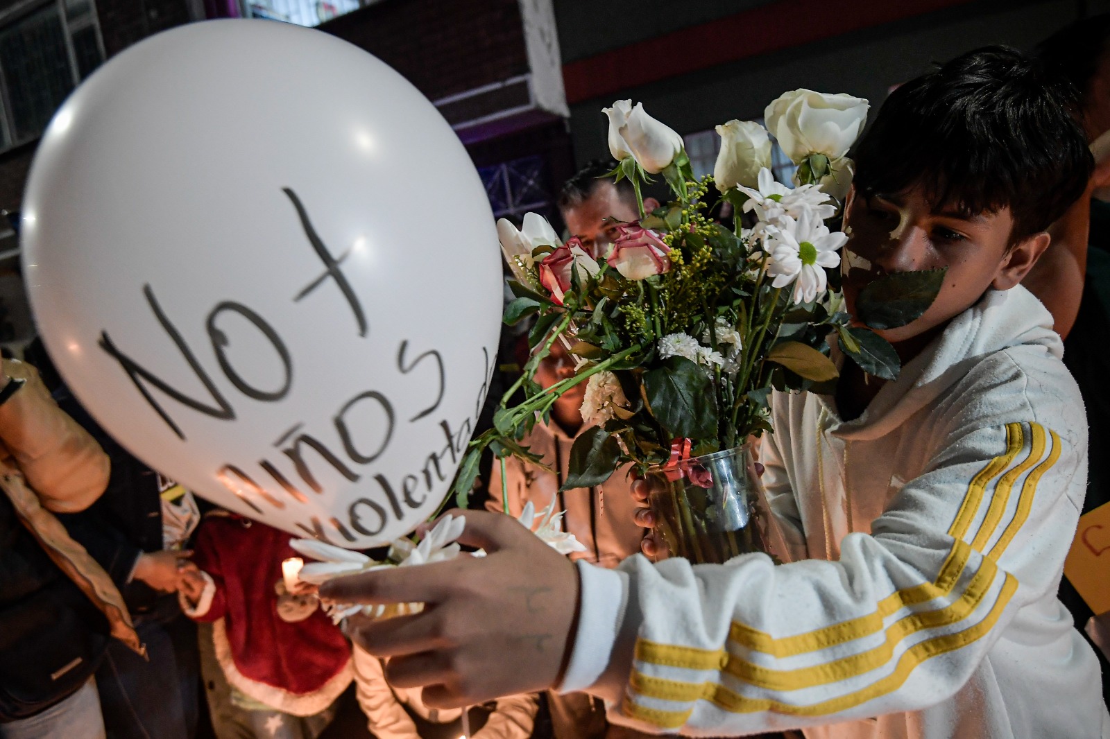 Incluso, jóvenes del barrio y de toda la ciudad acudieron a la velatón para conmemorar la memoria de los fallecidos y exigir una ciudad libre de violencias contra ellos.