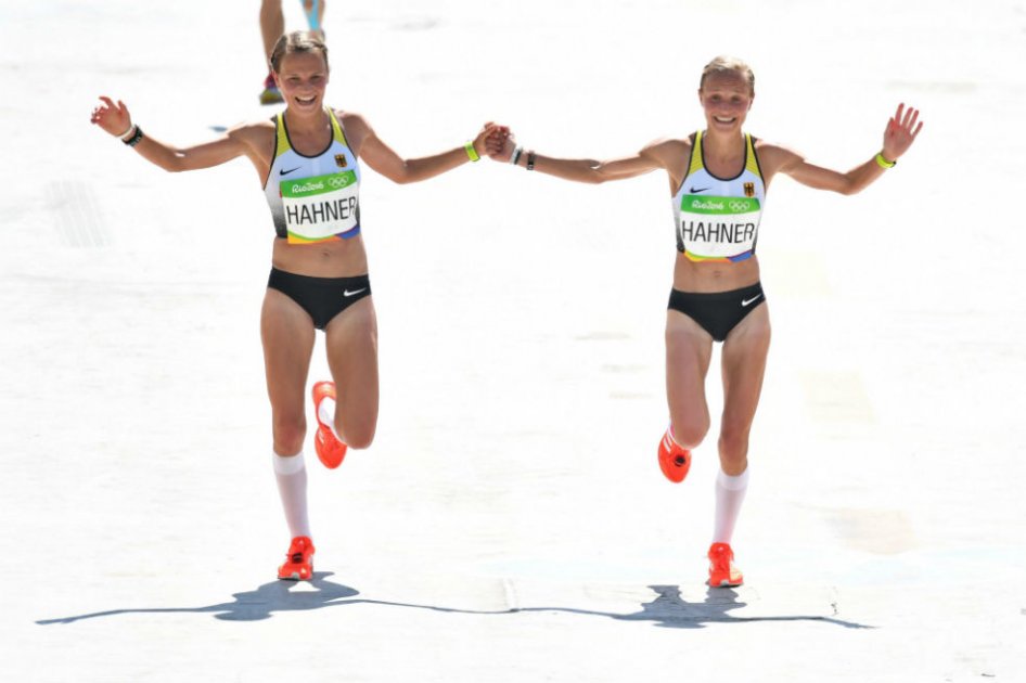 Las gemelas alemanas Lisa y Anna Hahner cruzaron tomadas de las manos la competencia de maratón. Foto: EFE