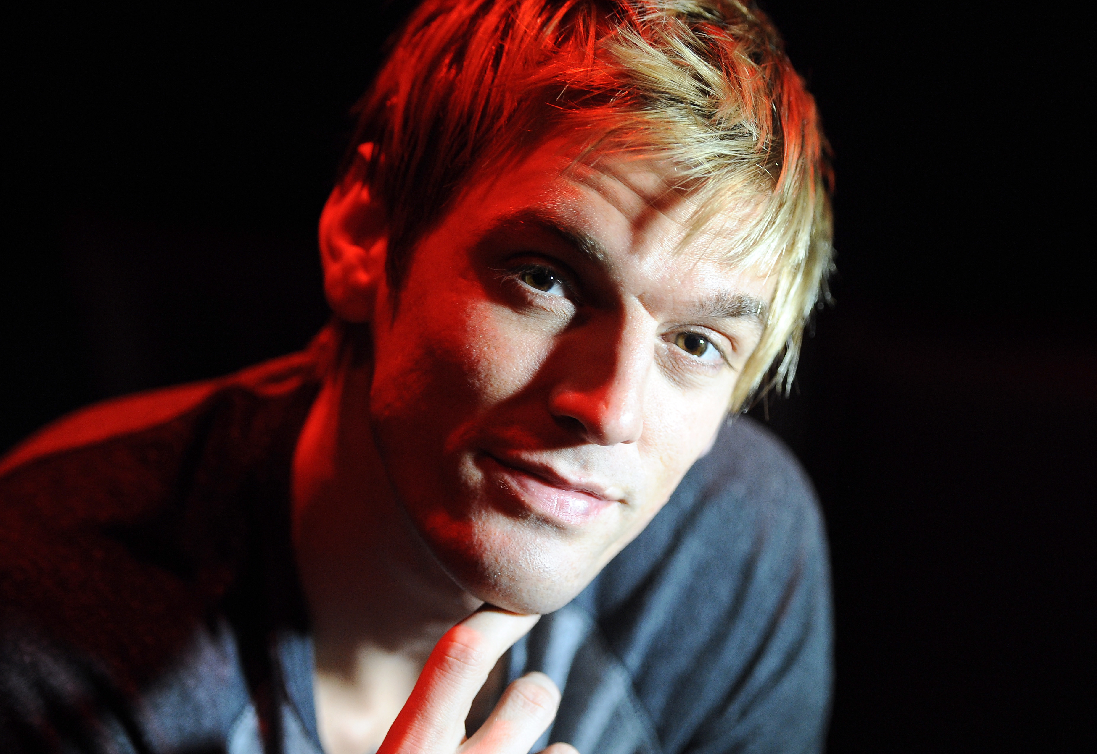 Berlin (Deutschland), 21/01/2015.- (FILE) - US pop singer Aaron Carter poses for pictures during an interview at K17 prior to a concert in Berlin, Germany, 21 January 2015 (re-issued 05 November 2022). US artist and former child star Aaron Carter, was found dead 05 November at his home in Southern California, aged 34, according to Carter's representative. (Alemania) EFE/EPA/BRITTA PEDERSEN *** Local Caption *** 51751503