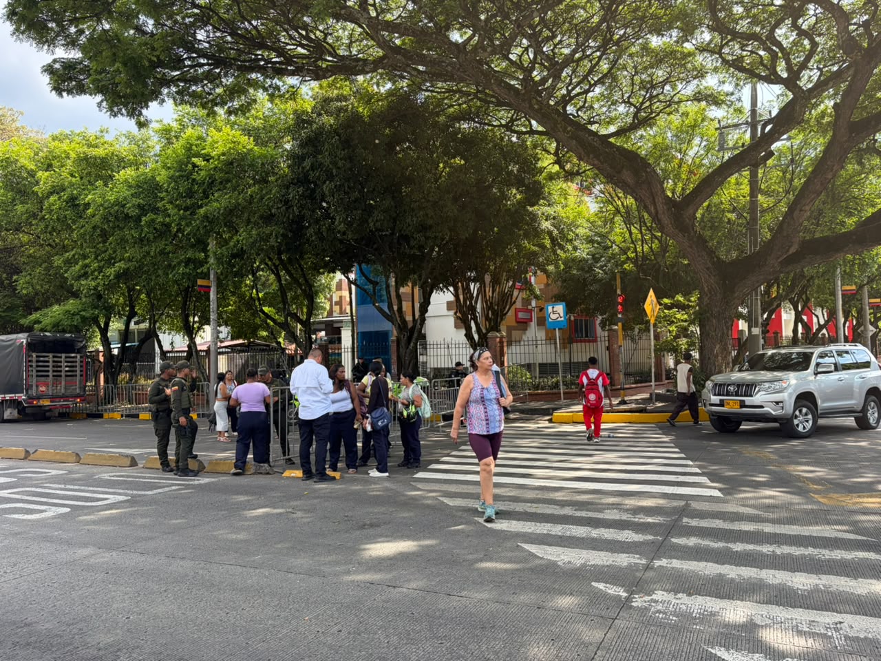 Los alrededores de la Arena USC permanecen custodiados por policías y militares, con controles de acceso y cierres viales previos a la primera posesión presidencial realizada fuera de Bogotá.
