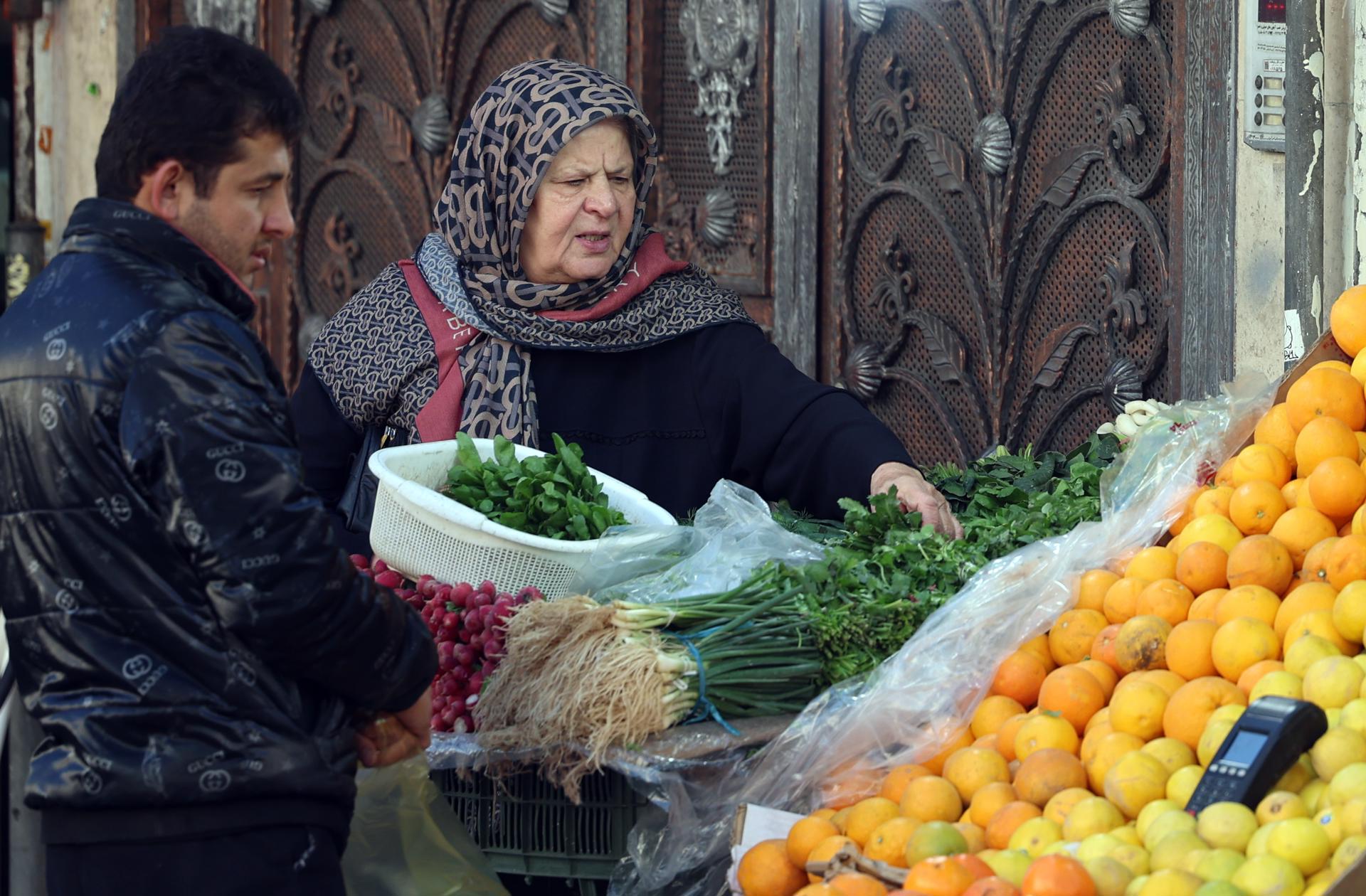 TEHRAN (Iran (Islamic Republic Of)), 31/12/2025.- Iranians go shopping in a market in Tehran, Iran, 31 December 2025. Iran recently witnessed anti-government protests, which began primarily due to a severe economic crisis marked by skyrocketing inflation, a record decline in the national currency's value, and rising prices for essential goods amid sanctions imposed by the US and EU against Iran. (Protestas, Teherán) EFE/EPA/ABEDIN TAHERKENAREH