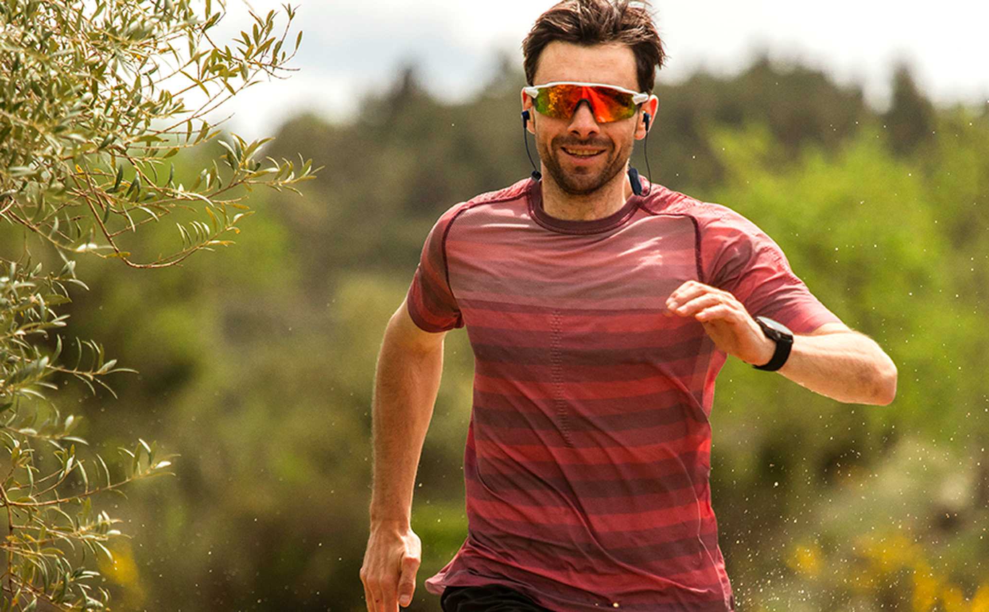 Audífonos de oído abierto, la nueva tendencia para entrenar sin aislarse: ¿cómo funcionan?