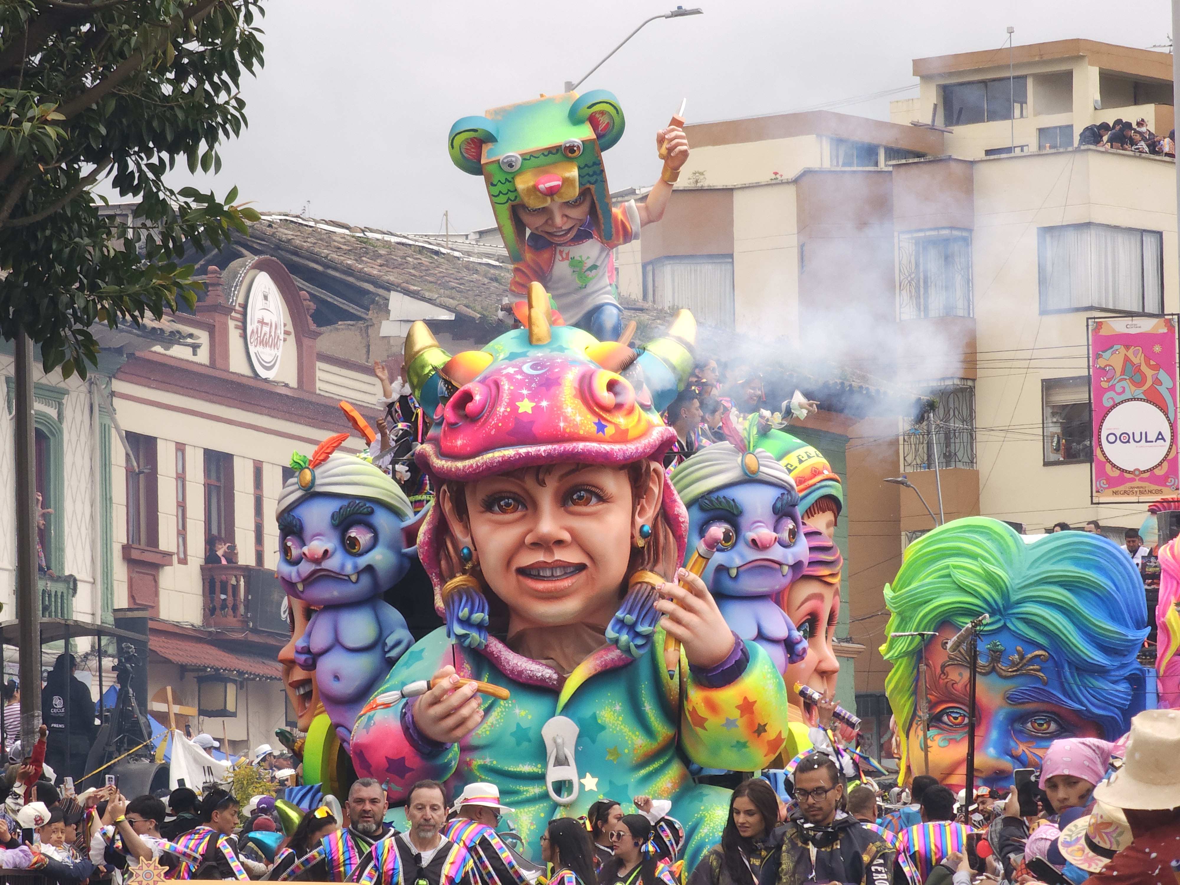 Artistas con más de 50 años de trayectoria compartieron espacio con creadores jóvenes, reafirmando la transmisión intergeneracional del oficio artesanal