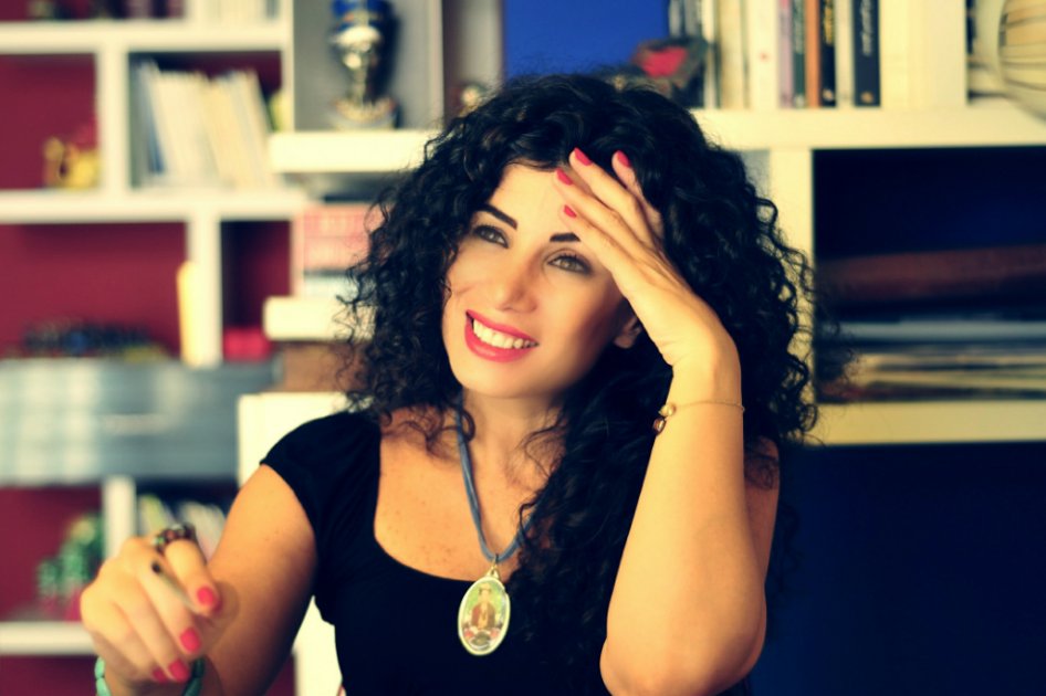 La poeta libanesa Joumana Haddad, quien se ha dedicado a romper con los esquemas de su cultura. / Maya Alameddine
