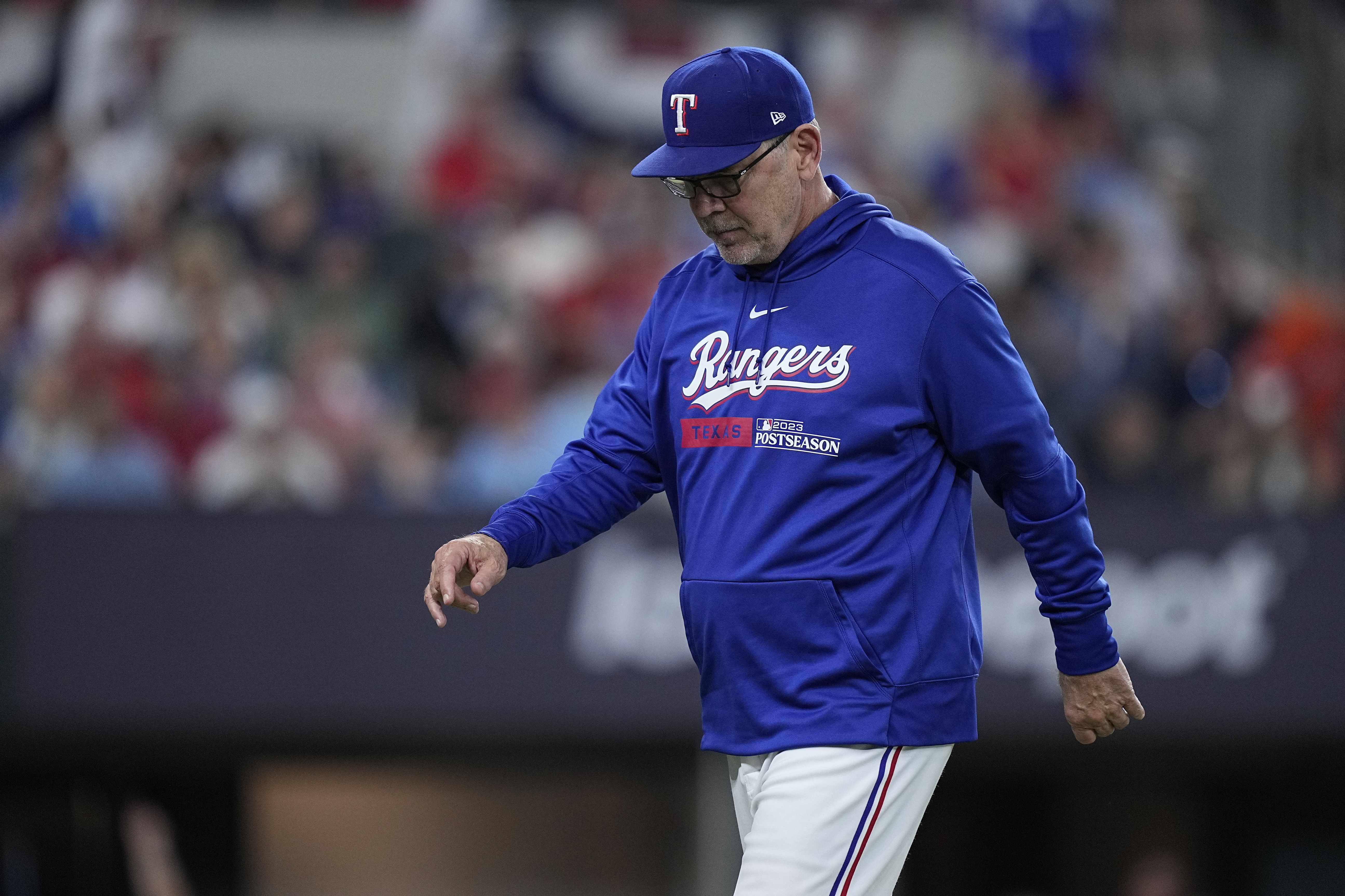Arlington (United States), 20/10/2023.- Texas Rangers manager Bruce Bochy walks back to the dugout after relieving Texas Rangers starting pitcher Jordan Montgomery when he gave up the go ahead RBI single to Houston Astros Jose Abreu during the sixth inning of game five of the Major League Baseball (MLB) National League Championship Series playoffs between the Houston Astros and the Texas Rangers at Globe Life Field in Arlington, Texas, USA, 20 October 2023. The League Championship Series is the best-of-seven games. (Liga de Campeones, Jordania) EFE/EPA/KEVIN M. COX