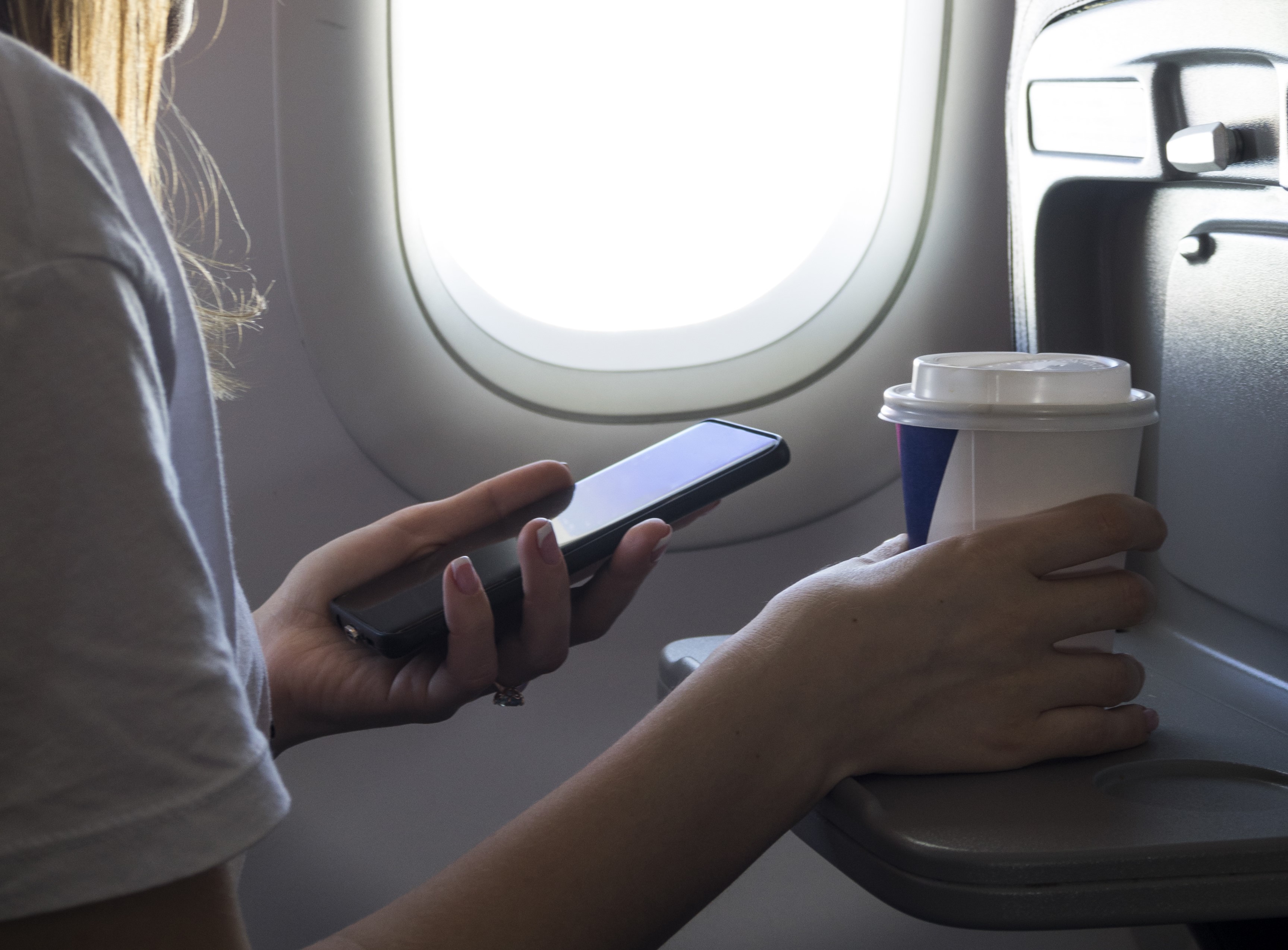 ¿Por qué se debe poner el modo avión en el celular durante un vuelo?