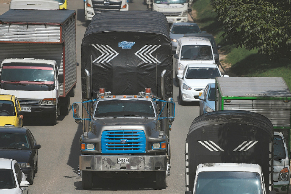 Arrancan sanciones económicas a circulación de vehículos de carga por la Calle 13, en Bogotá