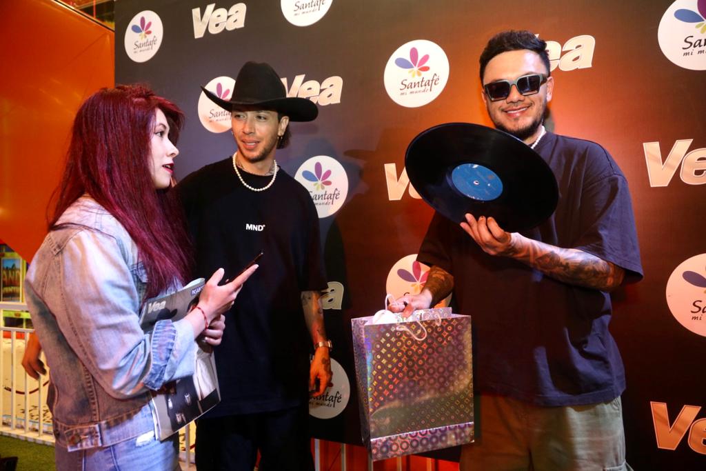 Pasabordo recibe obsequios por parte de sus fans en el Centro Comercial Santafé.