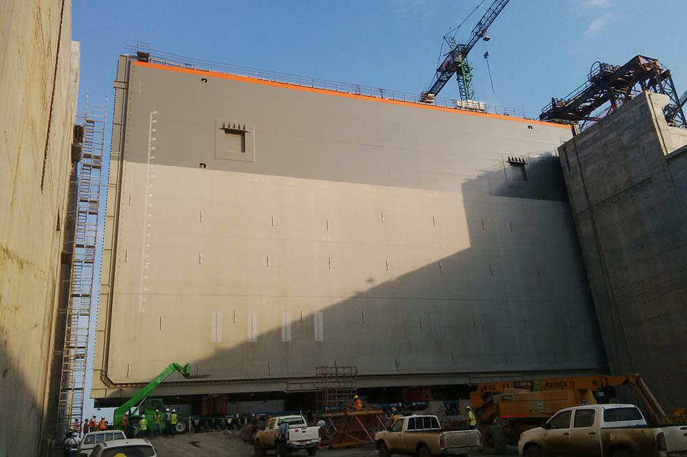  Trabajadores instalan el nuevo juego de esclusas del Canal de Panamá. / EFE