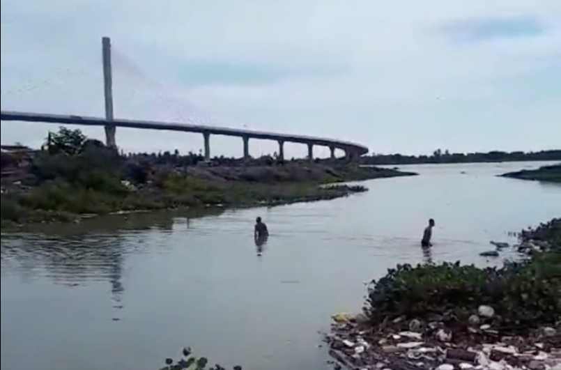 Hallan cuerpo de niño y buscan a un adulto arrastrados por arroyo en Barranquilla