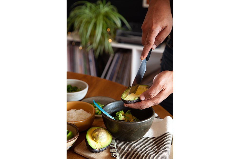 Receta para desayuno: huevos rellenos de guacamole