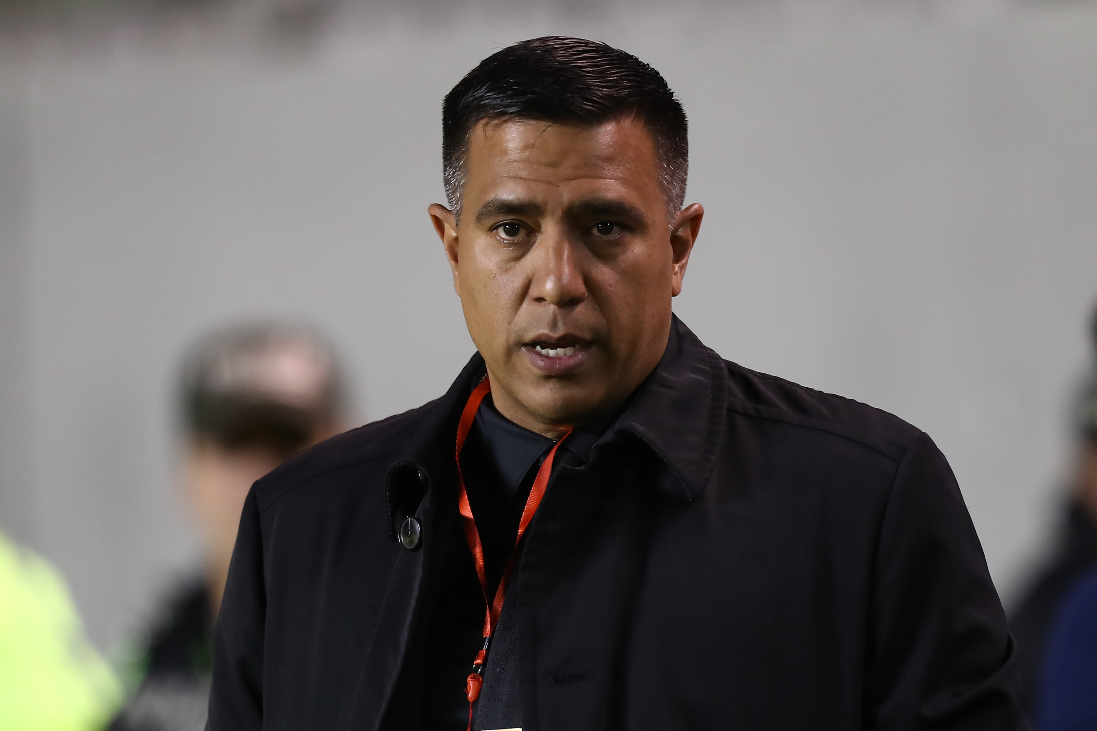 AME914. QUITO (ECUADOR), 23/05/2023.- El director técnico César Farías de Aucas reacciona hoy, en un partido de la fase de grupos de la Copa Libertadores entre Aucas y Racing en estadio Chillogallo en Quito (Ecuador). EFE/ José Jácome