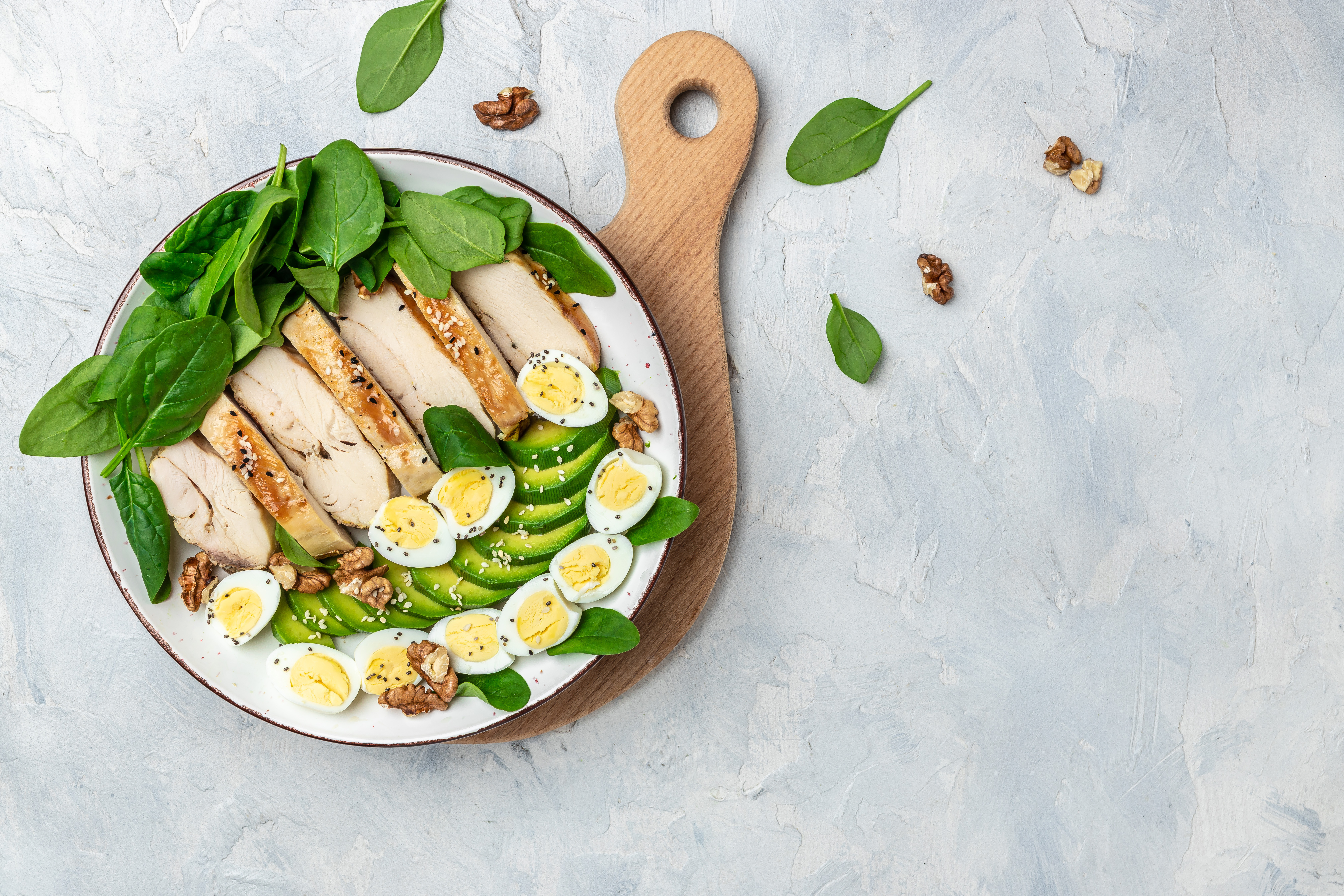 Con pollo y cebolla caramelizada, así se prepara esta ensalada