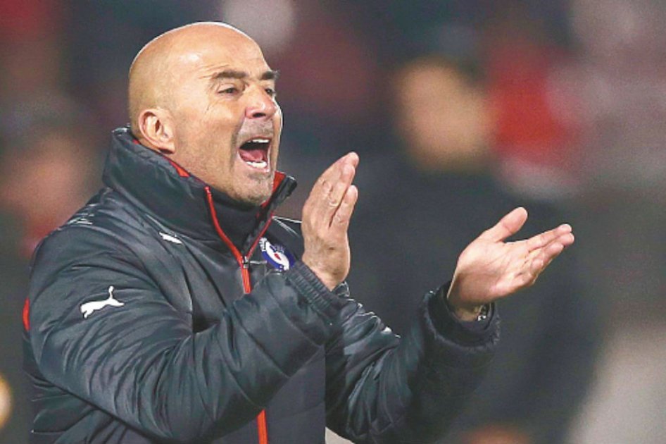 El técnico Jorge Sampaoli espera que su equipo muestre la mejor cara en la fase final de la Copa América.  / EFE