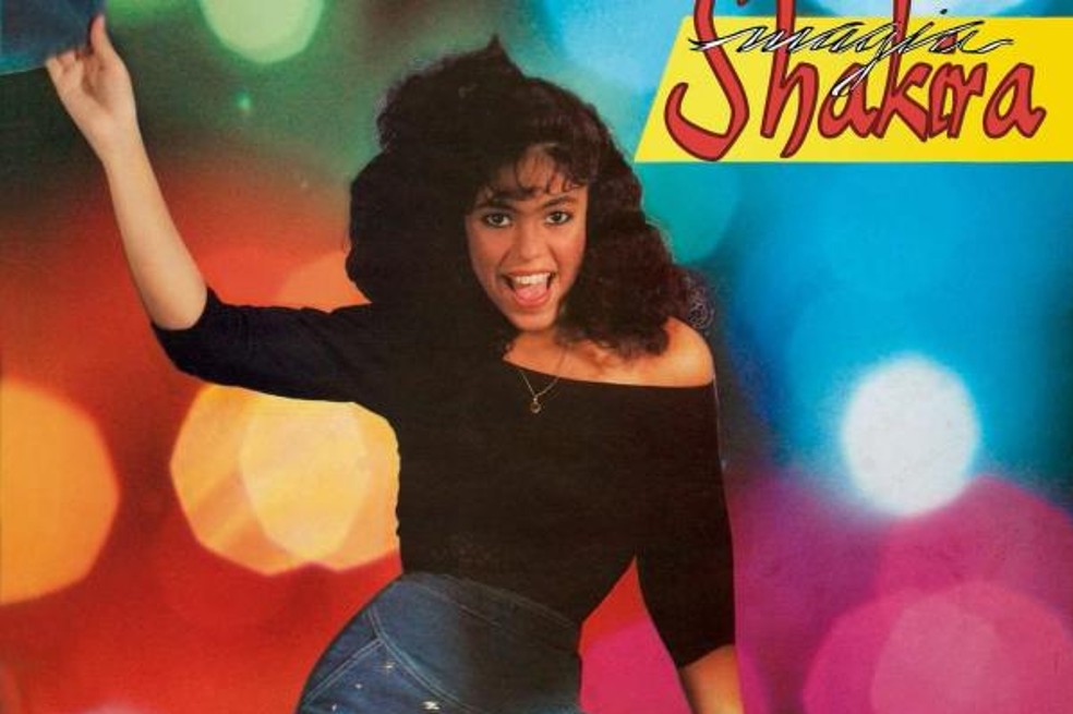 En sus inicios, la barranquillera lucía una  melena corta, voluminosa y rizada al natural. En ese entonces, Shakira tenía 15 años y estaba comenzando su carrera musical.