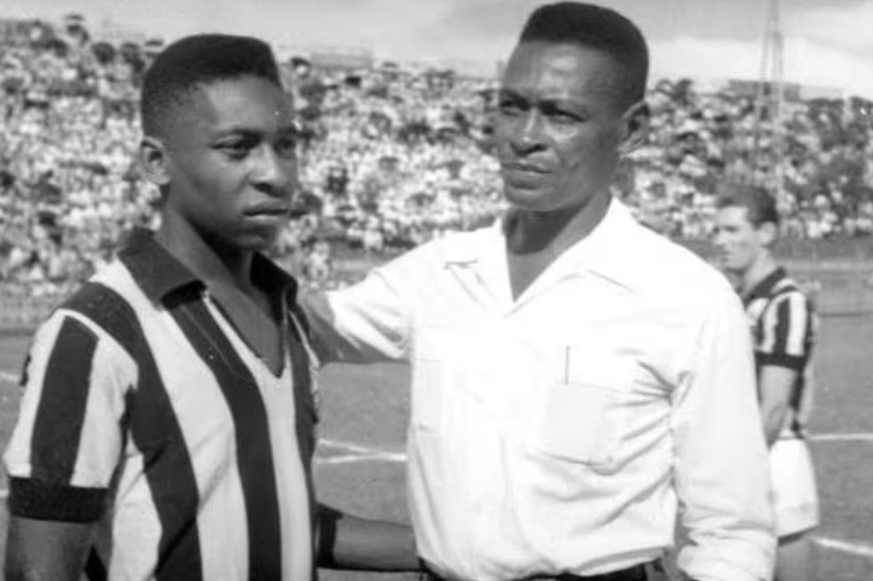 Pelé (izq.) junto a su padre, Dondinho.