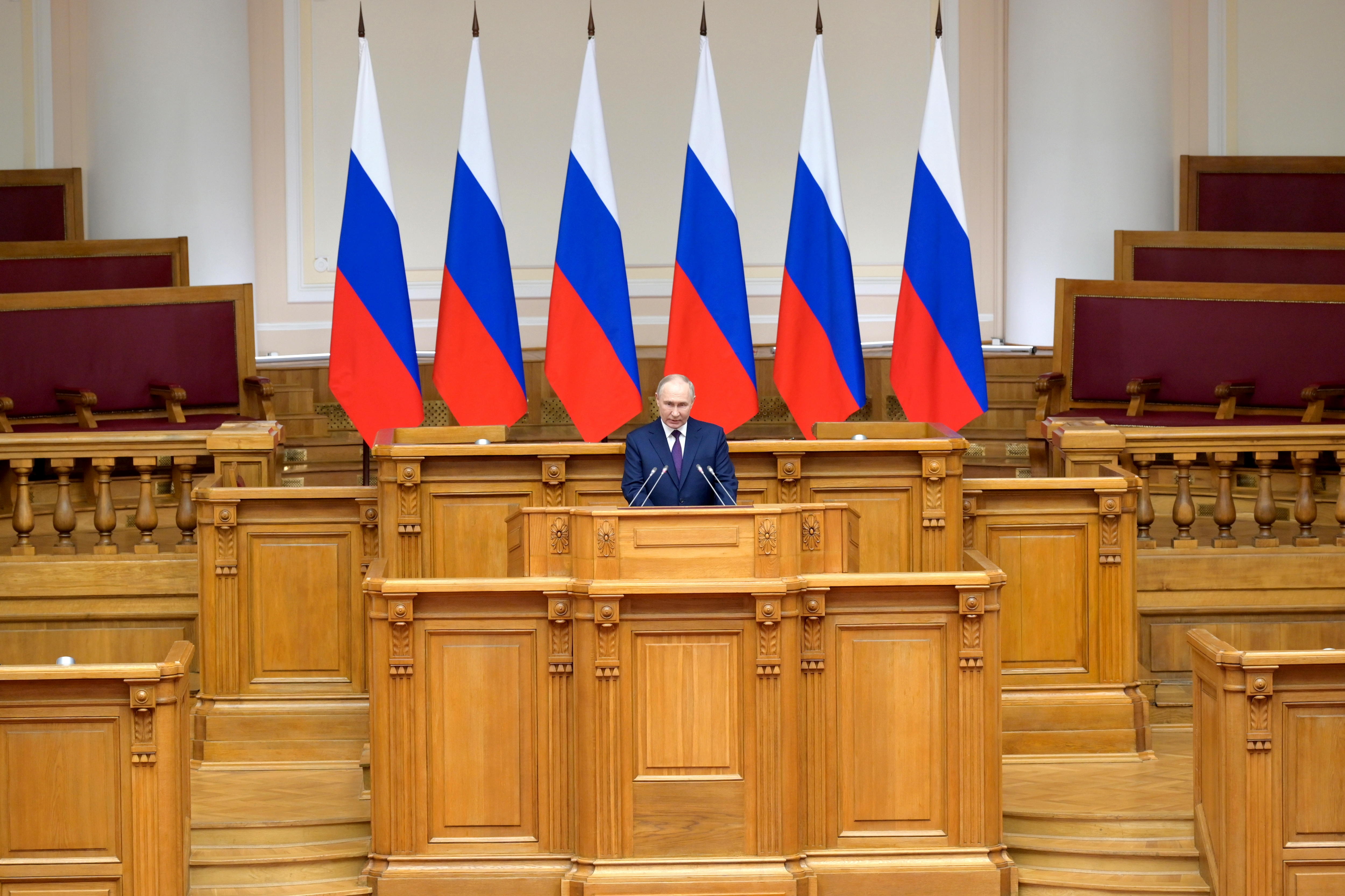 St. Petersburg (Russian Federation), 25/04/2024.- Russian President Vladimir Putin speaks during a meeting of the Council of Legislators of Russia under the Russian Federal Assembly at the Tauride Palace in St. Petersburg, Russia, 26 April 2024. (Rusia, San Petersburgo) EFE/EPA/ALEXEI DANICHEVSPUTNIK/KREMLIN POOL MANDATORY CREDIT