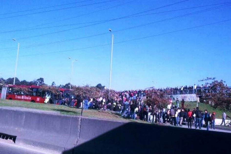 Usuarios de Transmilenio rompen vidrios en el Portal del Sur