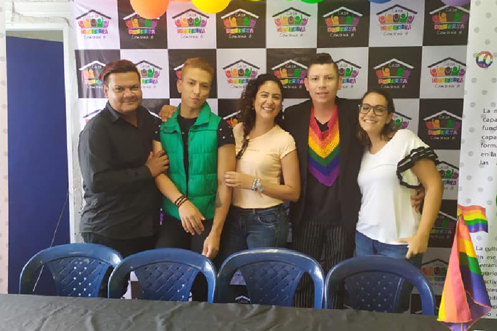 Emprendedores colombianos construyen escuelas en África con ladrillos de plástico