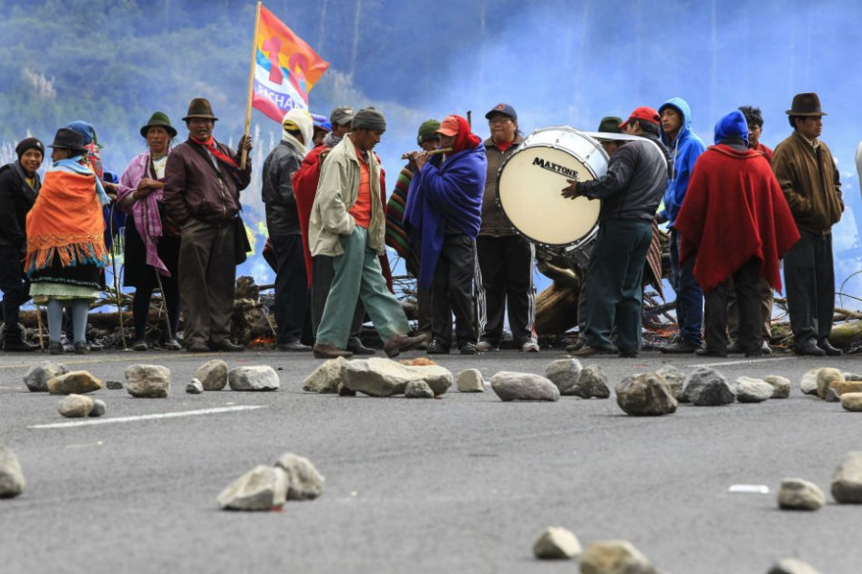 Los indígenas convirtieron en una fiesta la protesta, con músicos de las mismas comunidades que interpretaron canciones alegres que hicieron bailar a varios manifestantes. /Agencia EFE