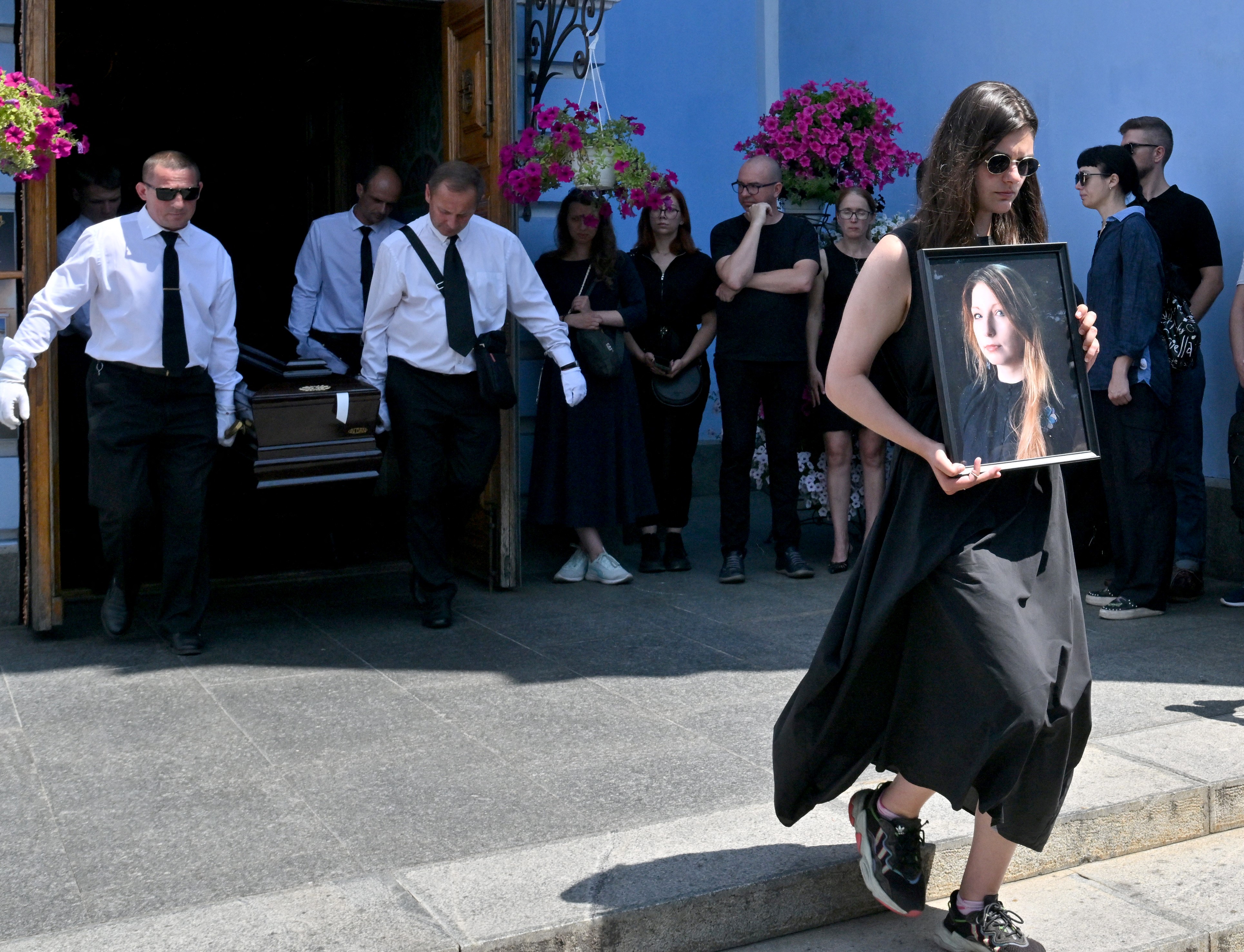 Los ucranianos despidieron el martes en la catedral San Miguel de Kiev a Victoria Amelina, una conocida escritora que registraba los crímenes de guerra rusos, fallecida en el bombardeo de un restaurante de Kramatorsk.