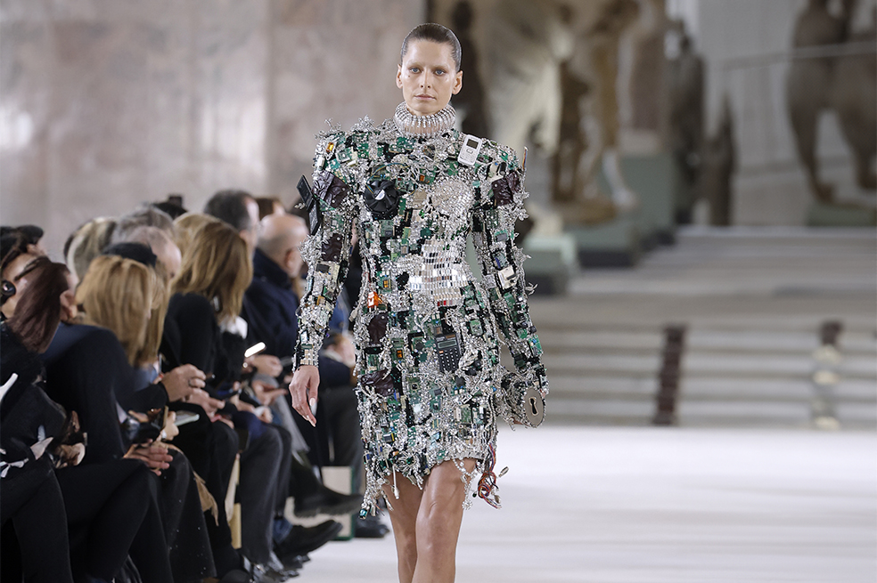 La nueva y viral colección de Schiaparelli, una oda al cine de ciencia ficción