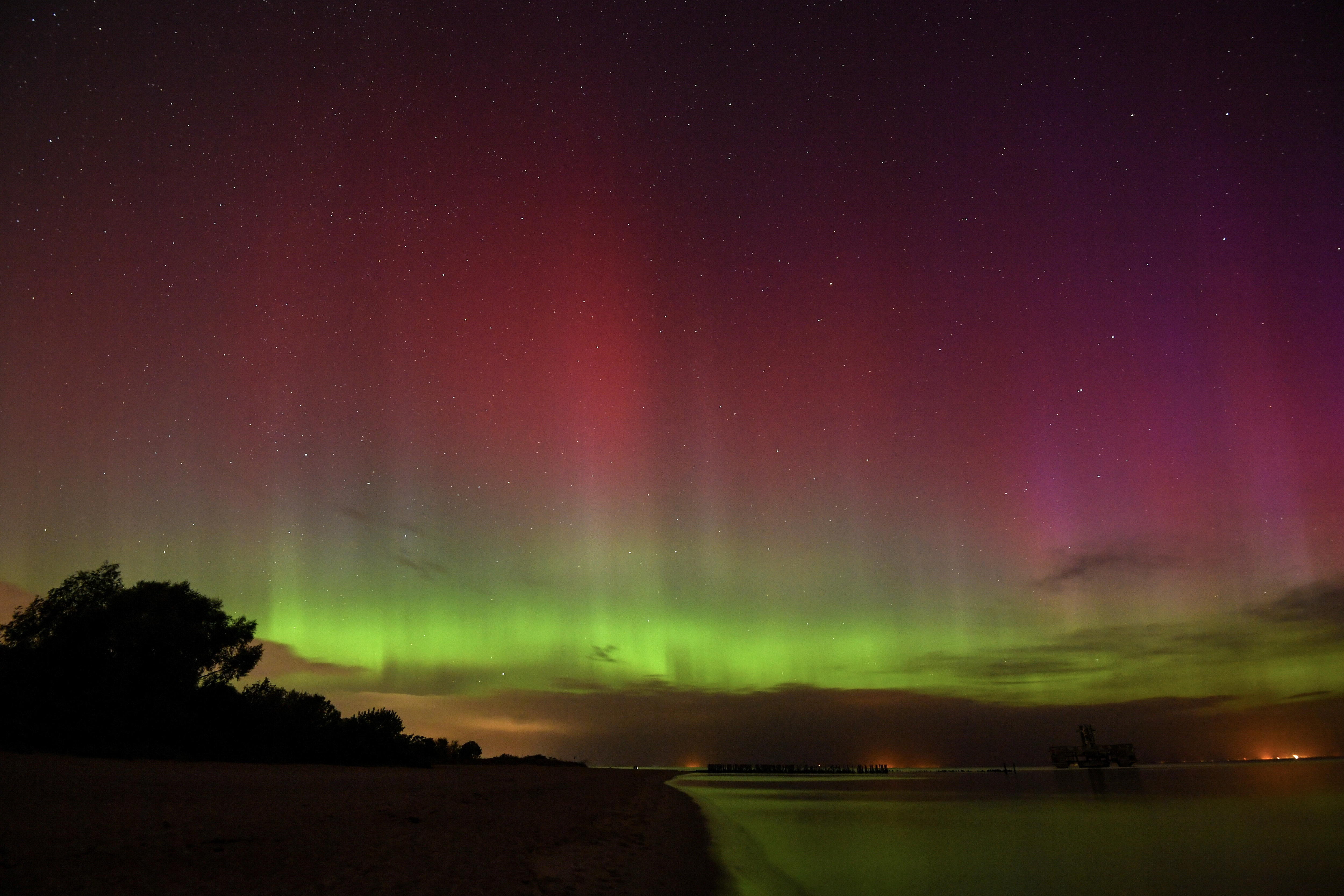 FOTODELDÍA Gdynia (Polonia), 11/10/2024.- La aurora boreal, también conocida como aurora boreal, es visible sobre el mar Báltico, en Gdynia, norte de Polonia, este viernes. Las auroras boreales fueron visibles en muchas partes del hemisferio norte debido a una severa tormenta geomagnética. EFE/ Andrzej Jackowski PROHIBIDO SU USO EN POLONIA