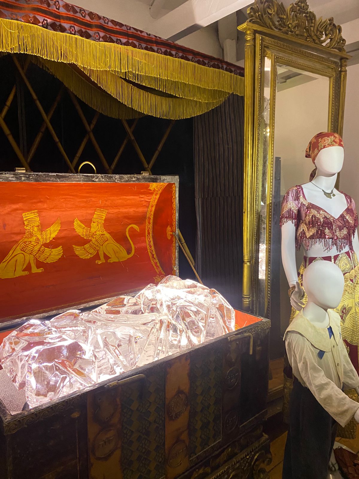 En la exhibición presentada en el Museo del Chicó, en Bogotá, también se pudo ver el baúl con el bloque de hielo que conoció el coronel Aureliano Buendía en su juventud.