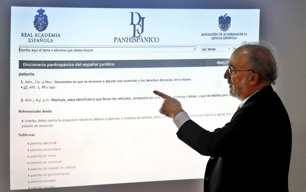 «La RAE no puede imponer sanciones por no hablar de determinada manera», dice su director