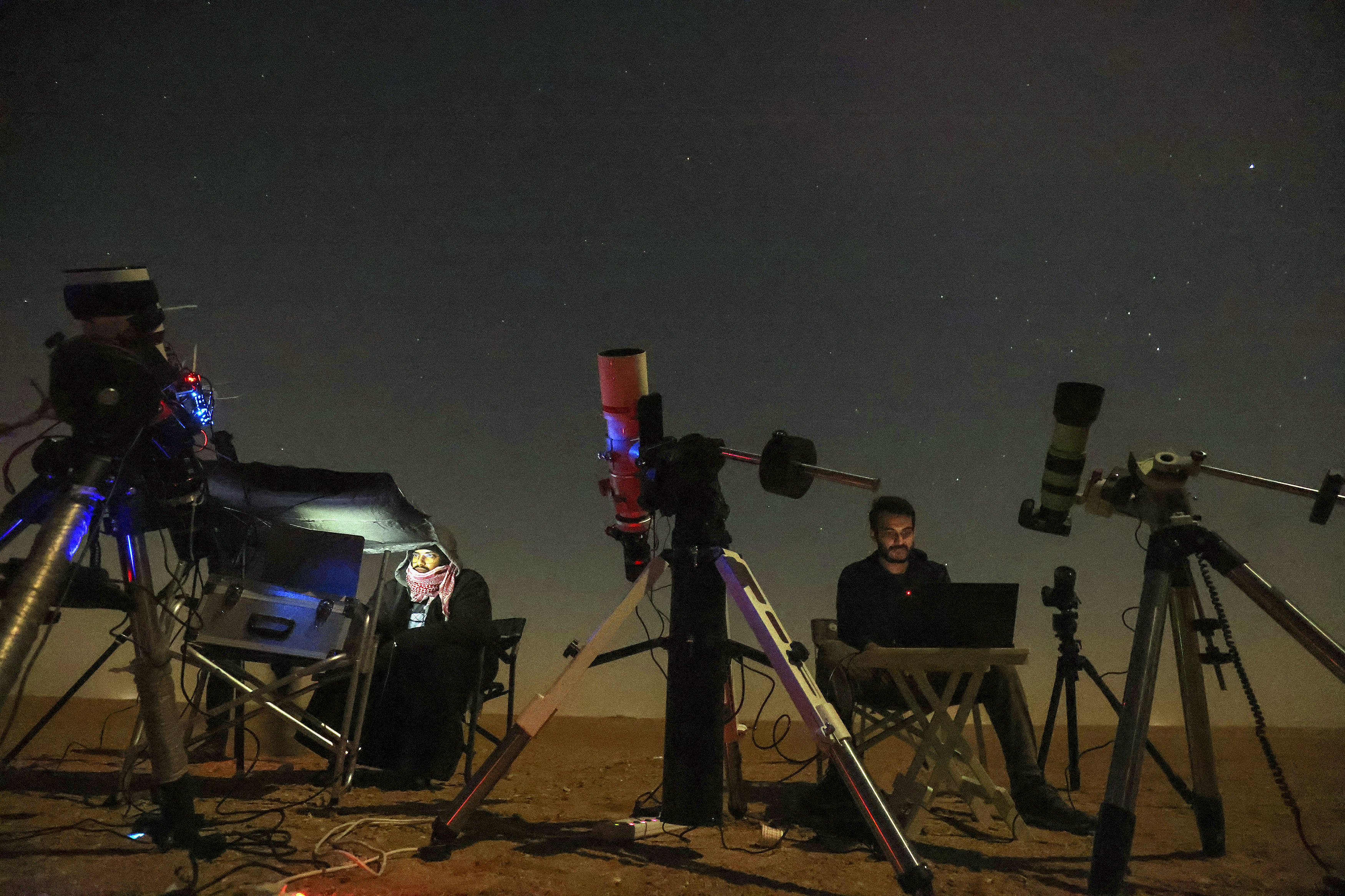 El cometa, visible a simple vista, está pasando por la Tierra y el Sol por primera vez en 50.000 años, dicen los astrónomos. Photo by Yasser Al-Zayyat / AFP)