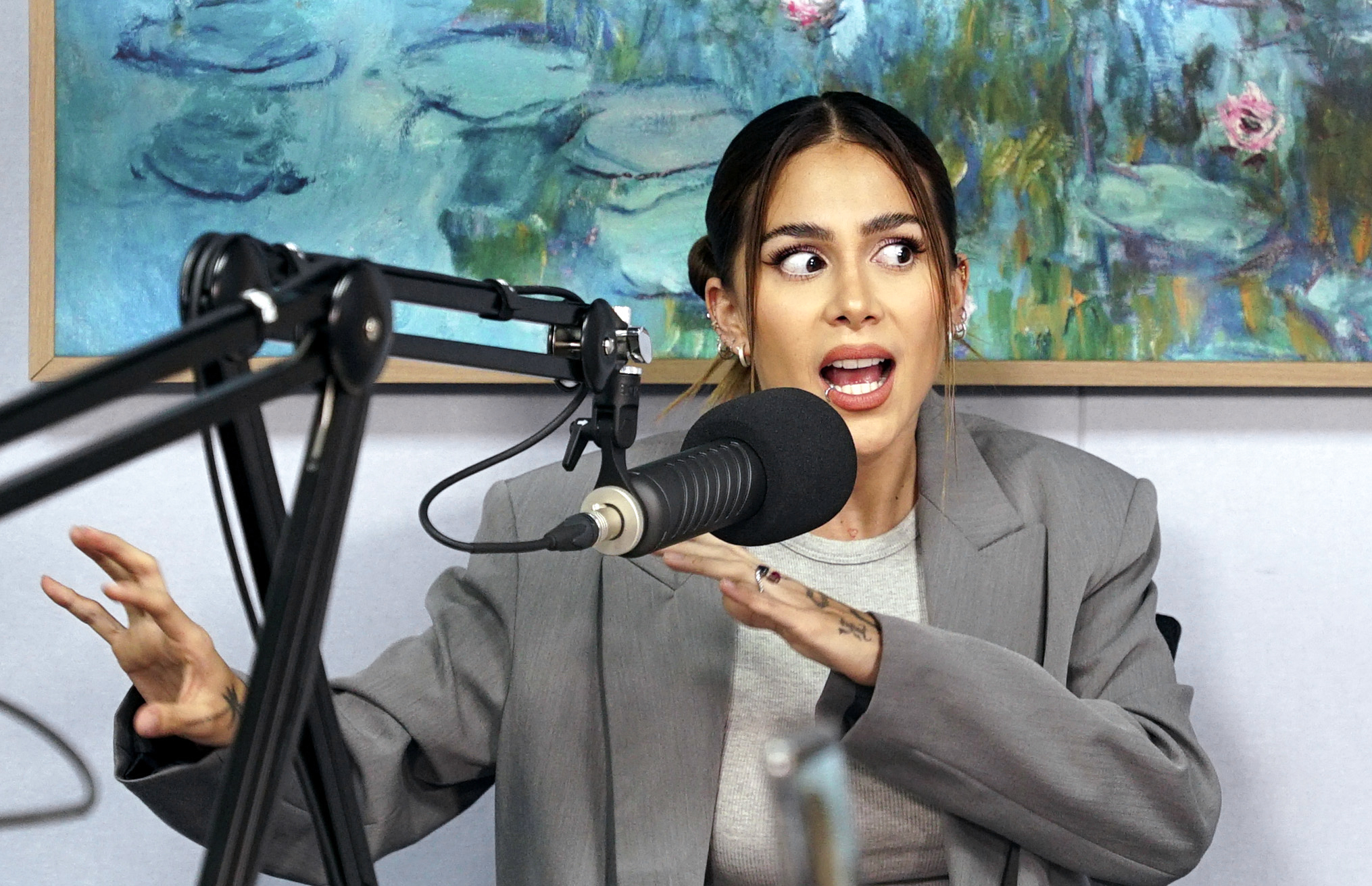 COL400. BOGOTÁ. (COLOMBIA), 14/05/2024.- La cantante Greeicy habla durante una entrevista en el pódcast 'Sin Sostén', el 26 de abril de 2024, en Bogotá (Colombia). La cantante colombiana Greeicy Rendón confiesa que ser madre "nunca" estuvo en su lista de sueños, pero la maternidad de su hijo es "lo más hermoso" que le ha pasado porque es lo más "retador" que ha vivido, aunque es consciente de que el 90 % de las mujeres no viven este proceso "desde un lado privilegiado donde hay una familia, una unión, un apoyo". EFE/ Irene Escudero